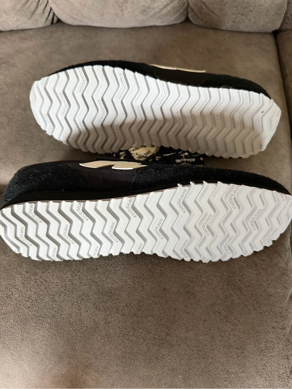New Balance Black Sneakers with Cream N Logo - Picture 4 of 6